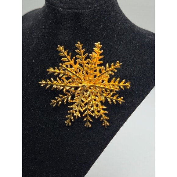 Large Signed Coro Gold Tone Snowflake Brooch   3" Layered Winter Design - Picture 5 of 5